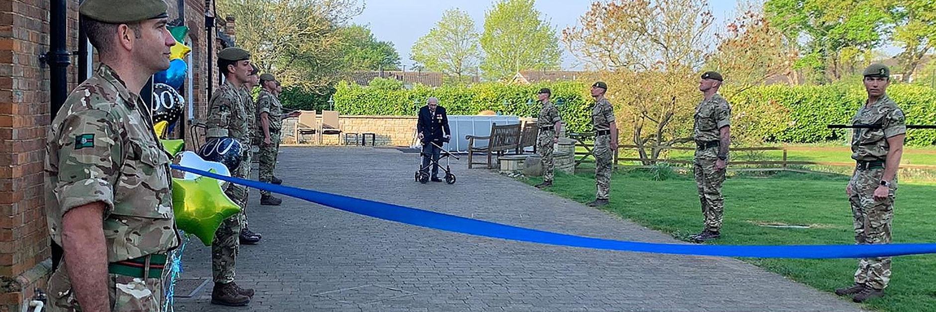 Captain Tom ist Kriegsveteran. Ehrensache, dass  das 1st Battalion  &nbsp;des  Yorkshire Regiments bei Toms Zieleinlauf Spalier steht.