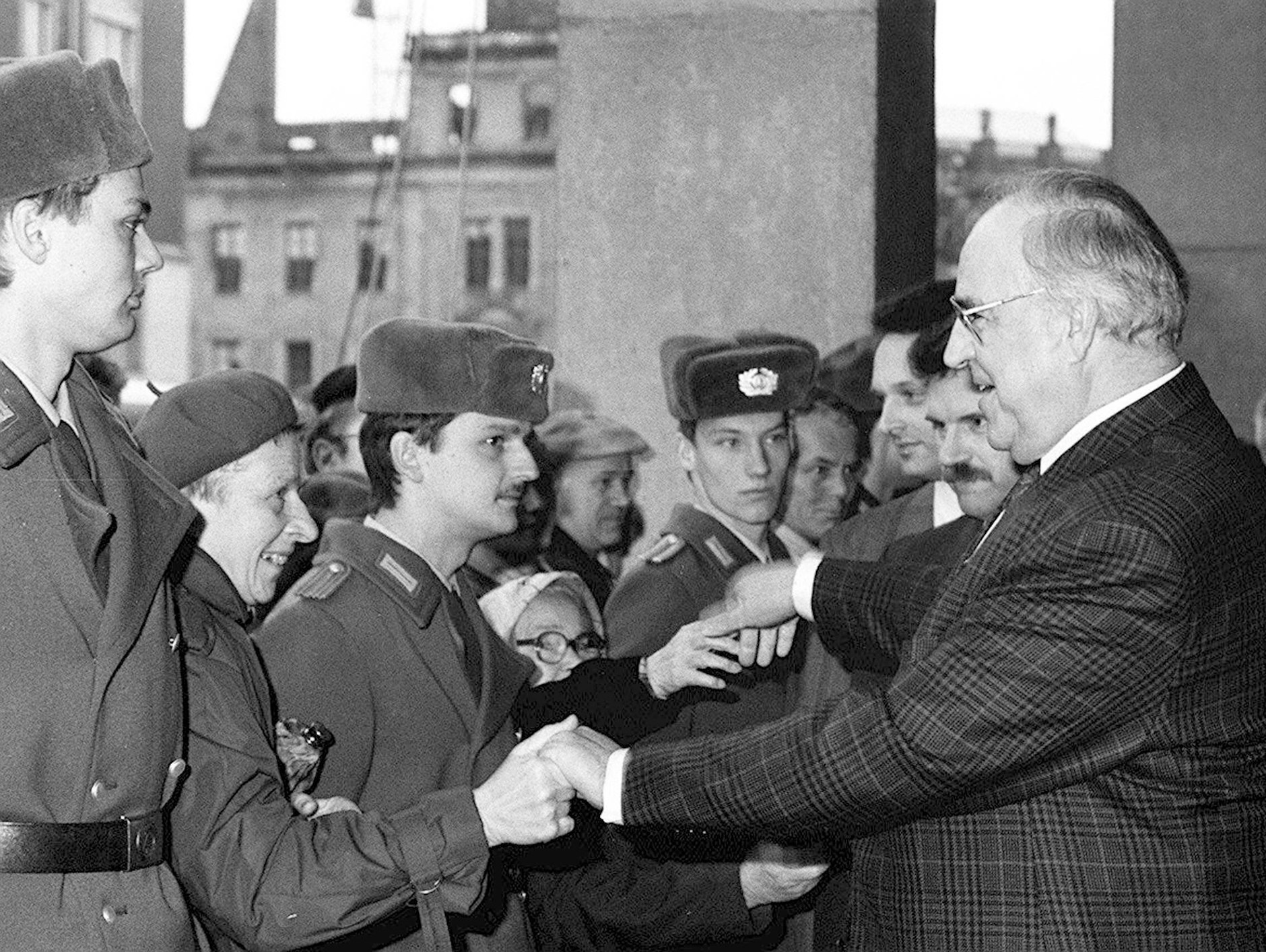 19.12.1989: Bundeskanzler Helmut Kohl gibt Volkspolizisten und Bürgern während seines Besuches auf dem Dresdner Altmarkt die Hände. 