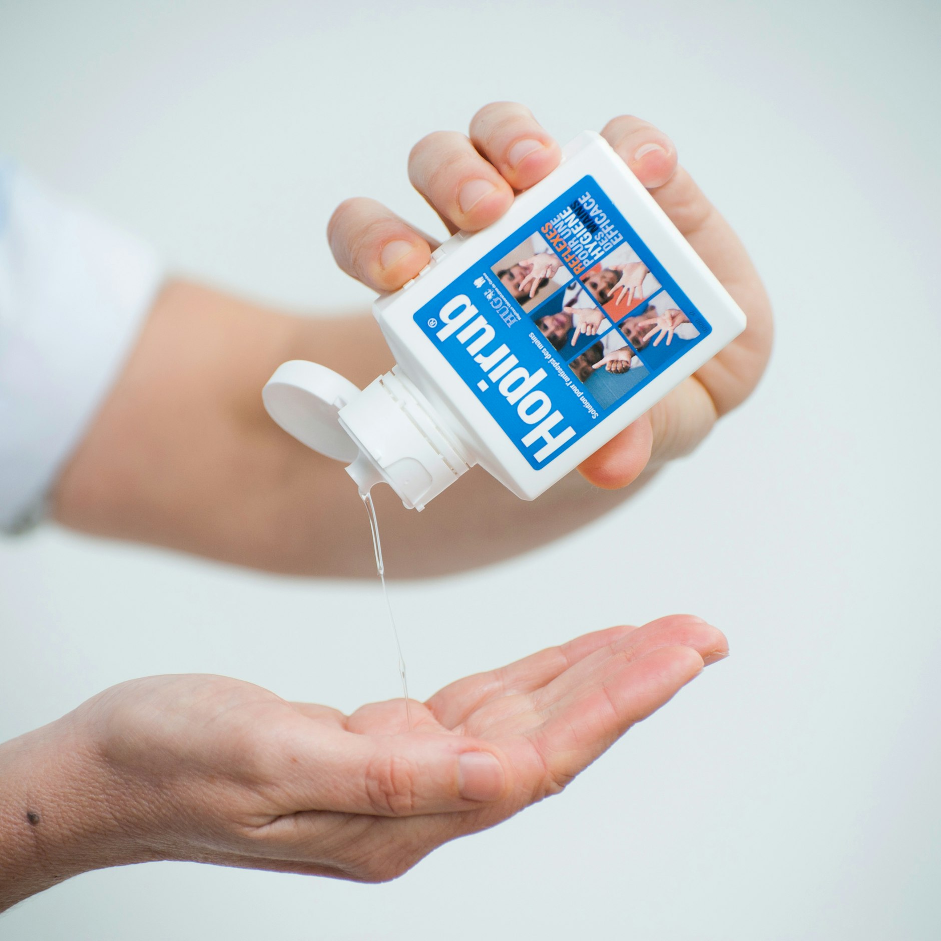 Das schnelle Desinfizieren der Hände mit einem Mittel auf Alkoholbasis ist heute weltweit Standard