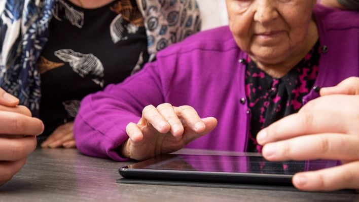 Image - Videochat  statt Besuche:  Altenheime rüsten um