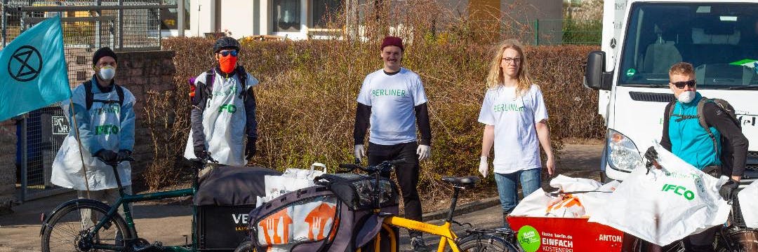 Berliner Rebel Riders beim Verteilen von Lebensmittel mit dem Lastenrad.