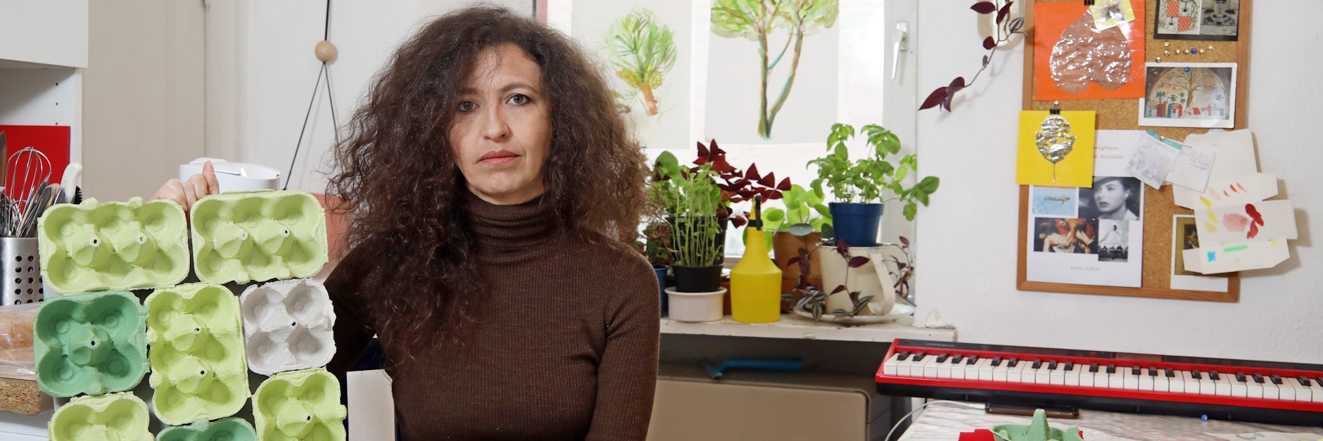 Die Opernsängerin Ninon Dann (39) sucht einen Probenraum zum Üben. Momentan singt sie in der Küche, einige leere Eierkartons dienen als notdürftige Isolation. Die Nachbarn sind genervt, weil sie sich in ihrem Home Office von Gesang gestört fühlen.