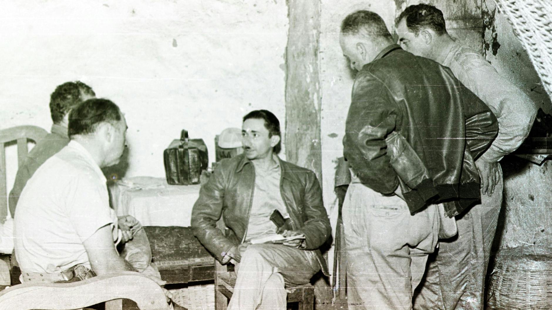 Der guatemaltekische Oberst Carlos Castillo Armas (Mitte), bevor er an die Spitze des Landes gesetzt wurde. Unter seiner Regierung wurde die von <a href="https://de.wikipedia.org/wiki/Jacobo_Arbenz_Guzm%C3%A1n">Jacobo Arbenz Guzmán</a> durchgeführte Agrarreform rückgängig gemacht.