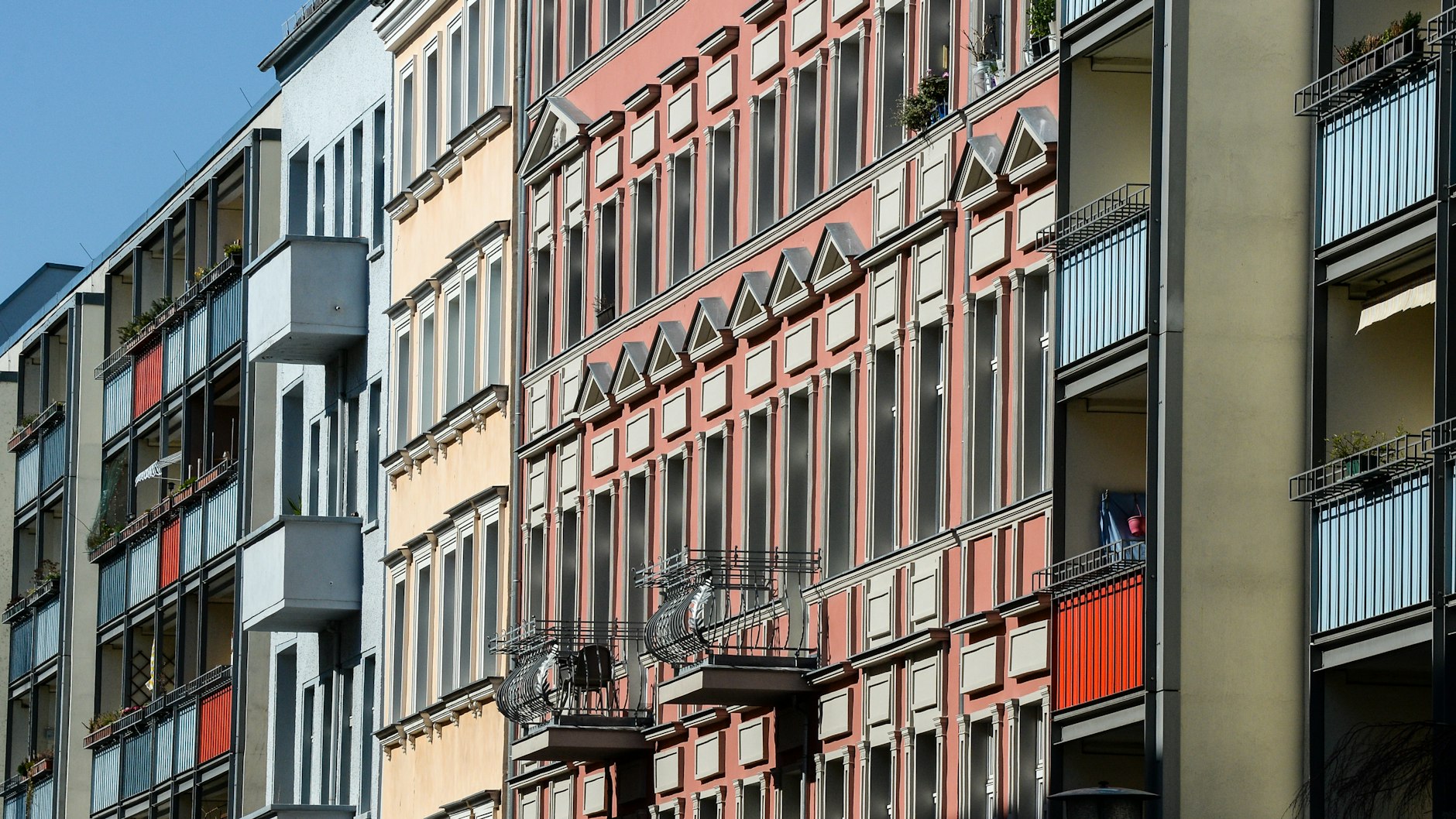 Die Fassaden von Altbauten und Neubauten in Friedrichshain (Symbolfoto).