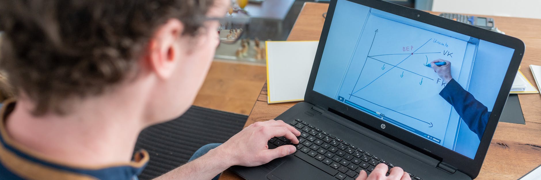 Wohnzimmertisch statt Hörsaal: Weil das Semester erstmal rein digital beginnt, brauchen Studenten viel Selbstdisziplin. 