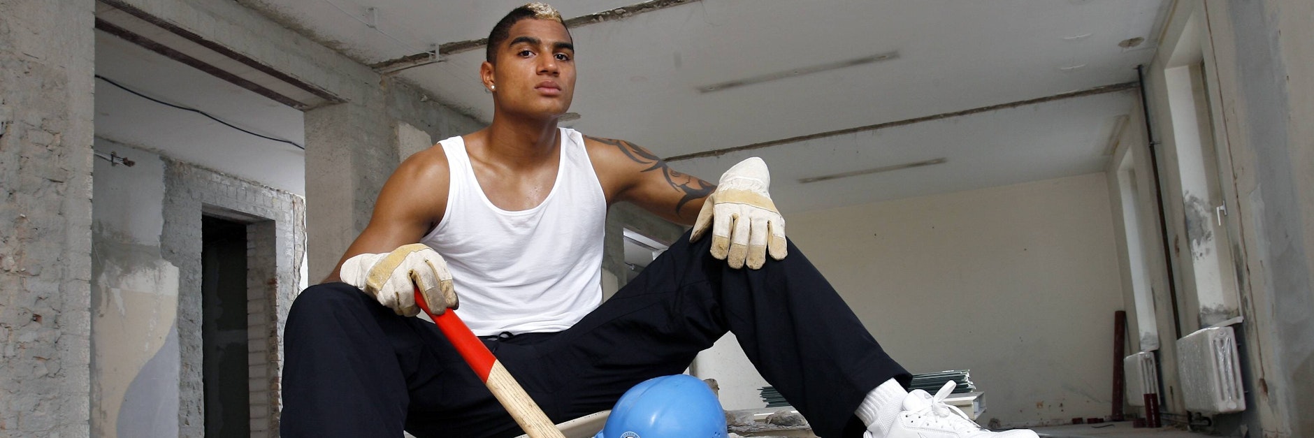 Auch mit  knapp 20 Jahren griff der  feine Techniker schon mal gern zum groben Werkzeug, um sich in Szene zu setzen. Im Winter hatte Kevin-Prince Boateng wieder  Großes vor.