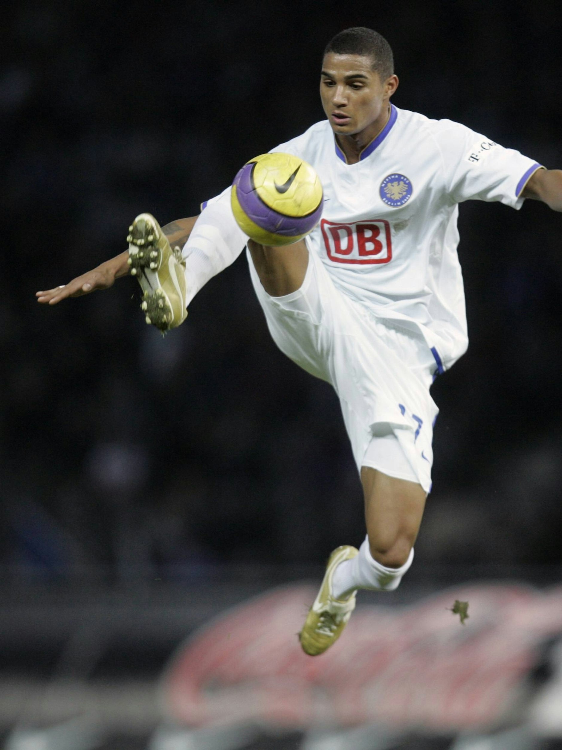 Kevin-Prince Boateng zeigte schon damals  im Hertha-Trikot, dass er zumindest am Ball  alles für eine Weltkarriere mitbrachte.