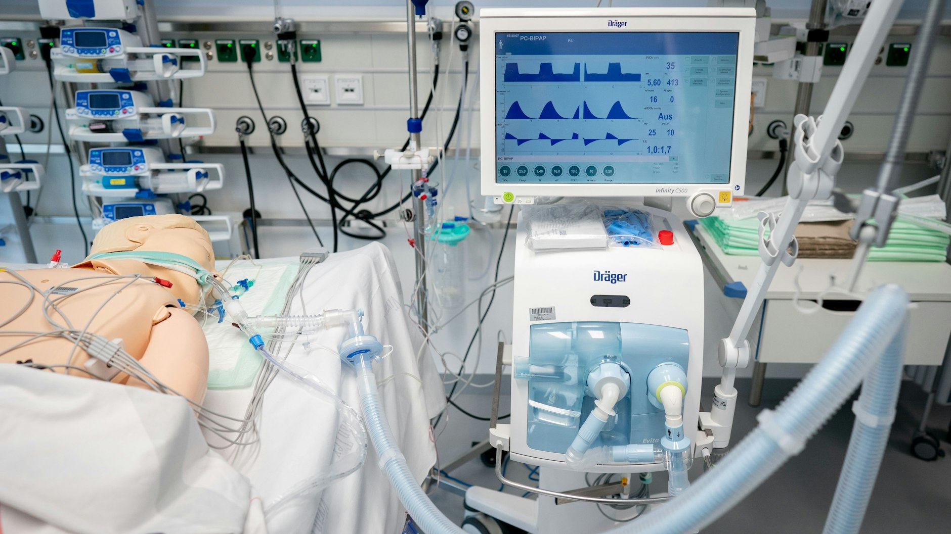 Eine Dummy-Puppe liegt auf einem Bett der neu eröffneten Intensivstation des Vivantes Humboldt-Klinikum im Berliner Stadtteil Reinickendorf an einem Beatmungsgerät.&nbsp;