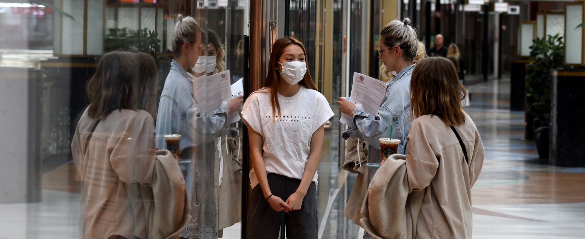 Mundschutz für Verkäufer: In allen Läden gibt es neue Hygieneregeln.