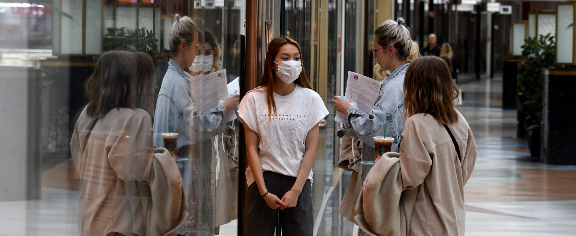 Mundschutz für Verkäufer: In allen Läden gibt es neue Hygieneregeln.
