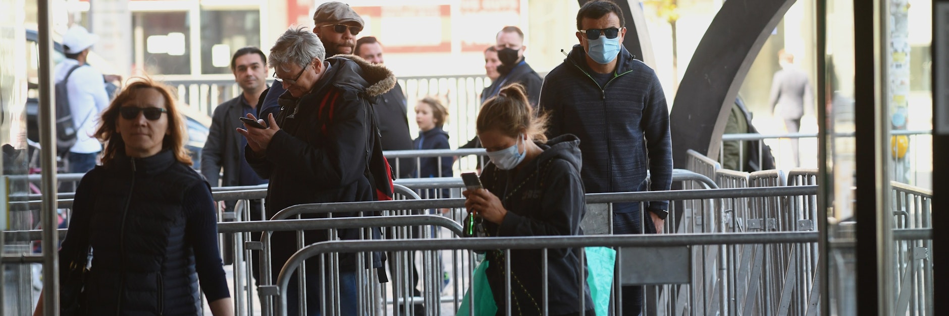 Vor dem Eingang zum Alexa: Im Zickzack zwischen den Gittern hindurch.