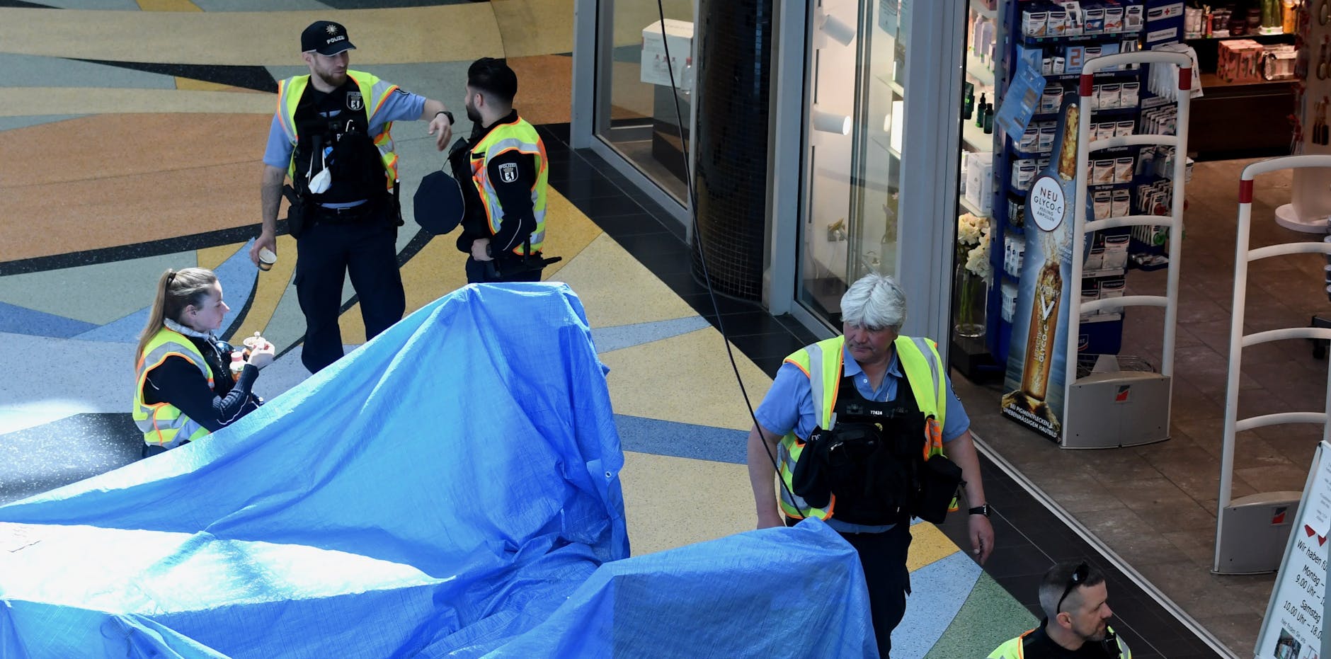 Unter Aufsicht: Die Polizei kontrolliert im Einkaufszentrum