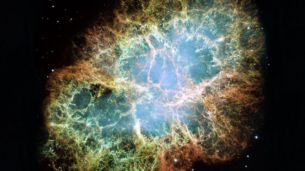 Der Krebsnebel im Sternbild Stier ist der Überrest einer im Jahr 1054 beobachteten Supernova, also eines explodierten Sterns.