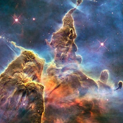 Der Carinanebel ist mehr als 6500 Lichtjahre von der Erde entfernt, wirkt aber zum Anfassen nah.