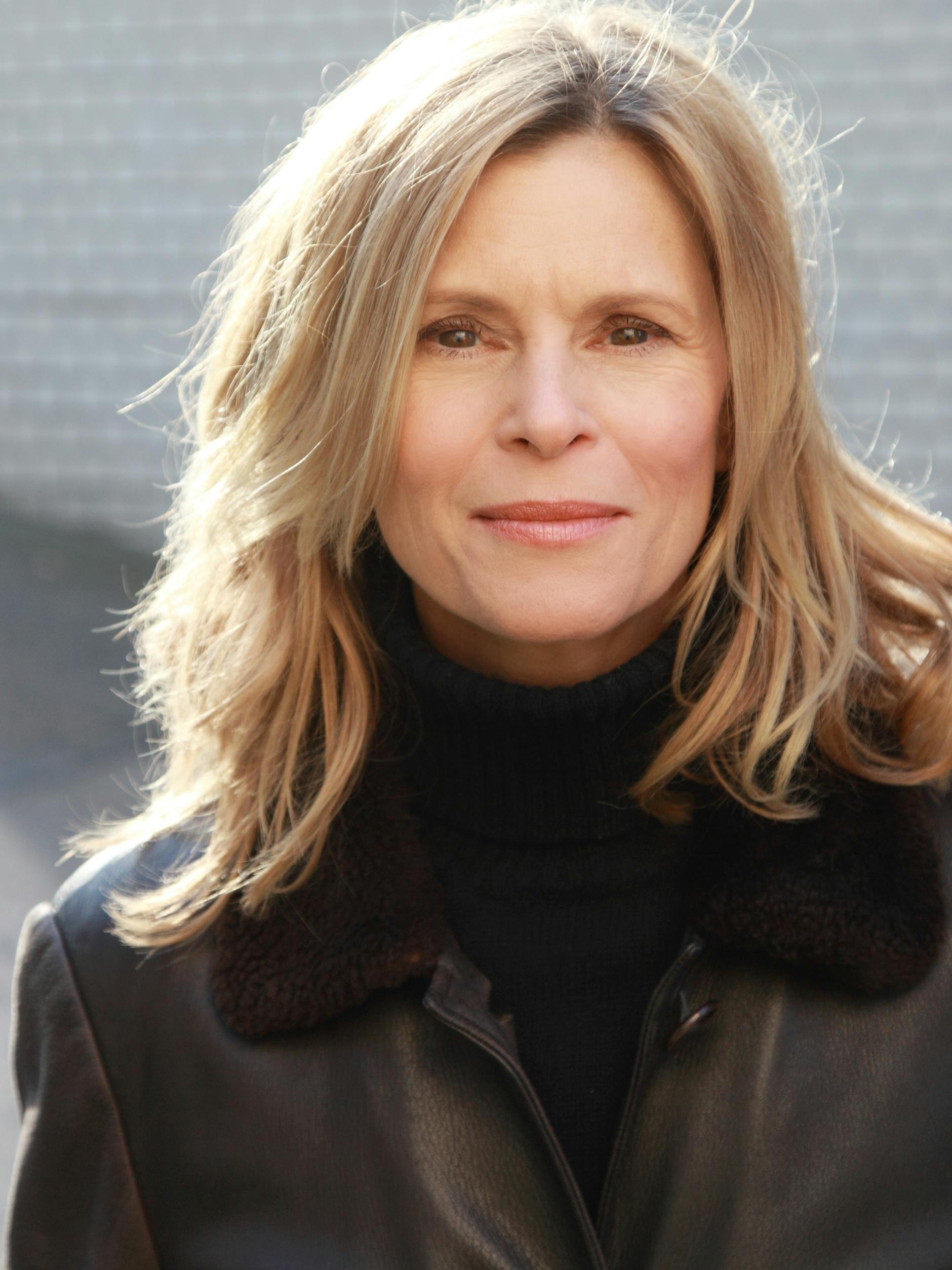 Schauspielerin Leslie Malton freut sich über Vogelgezwitscher.