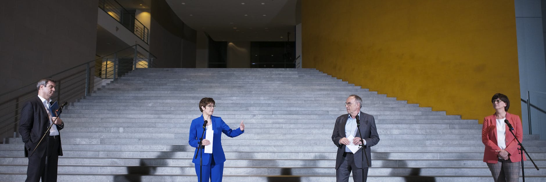 Schön Abstand halten: Nach dem Koalitionsausschuss berichten die Parteivorsitzenden Markus Söder (CSU), Annegret Kramp-Karrenbauer (CDU), Norbert Walter-Borjans und Saskia Esken (SPD) im Bundeskanzleramt über die Ergebnisse (v. l. n. r.)