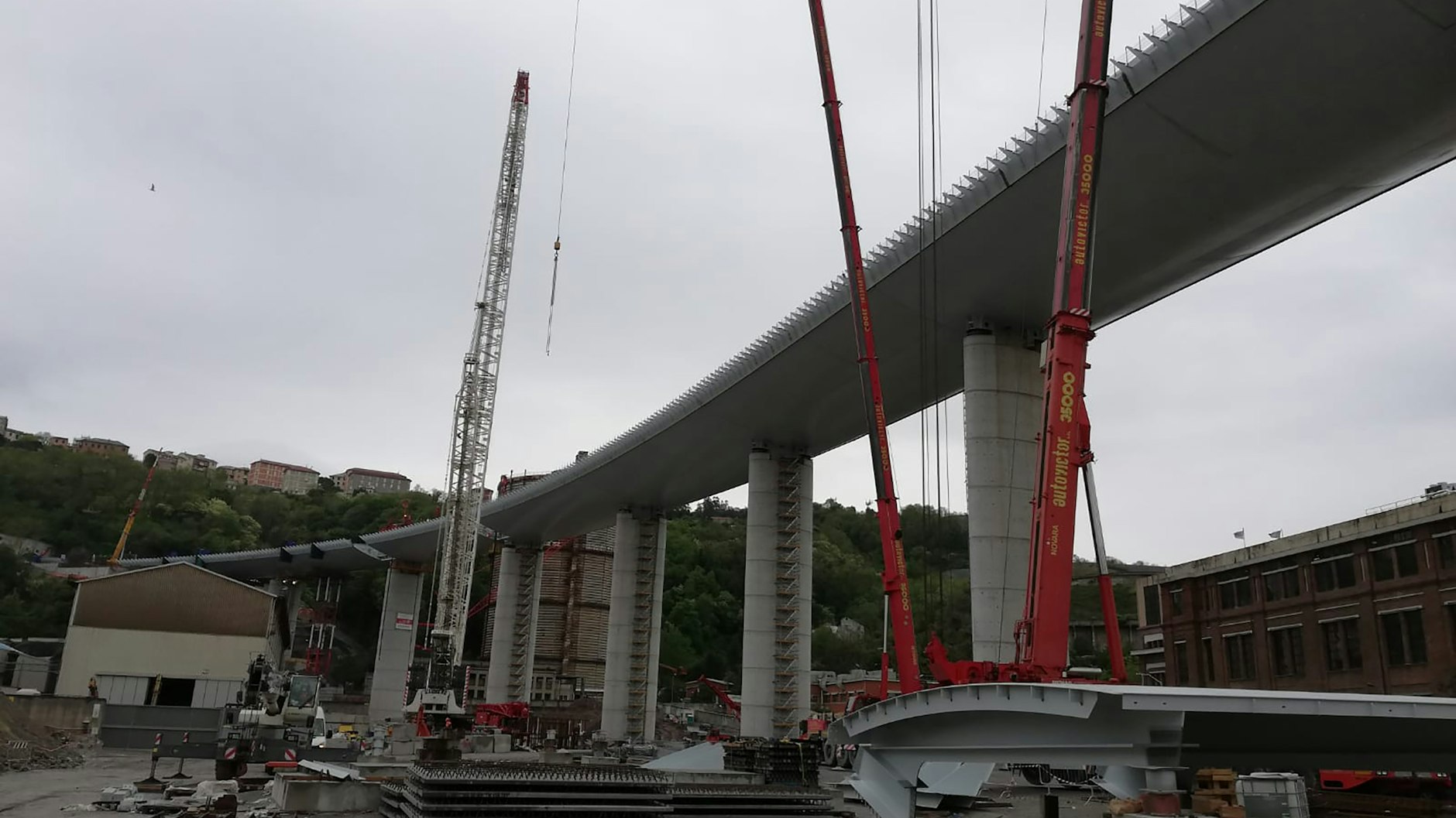 Am 28. April wird das letzte Teilstück hochgehievt. Ab Juni soll die Brücke wieder befahrbar sein.