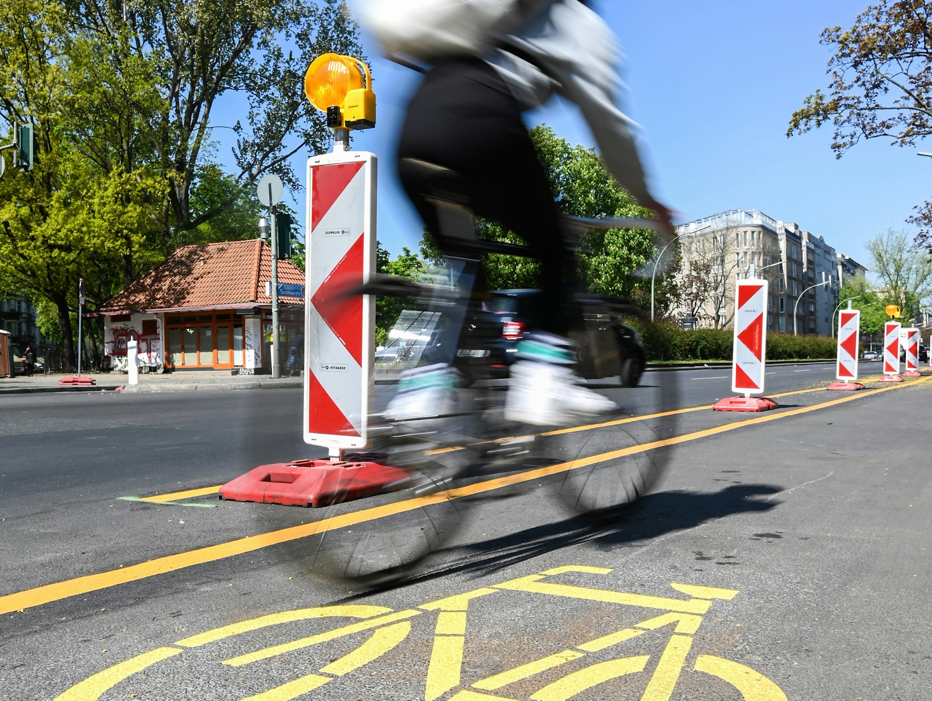 Radfahrer auf dem neuen temporären Radfahrstreifen am Kottbusser Damm in Kreuzberg.