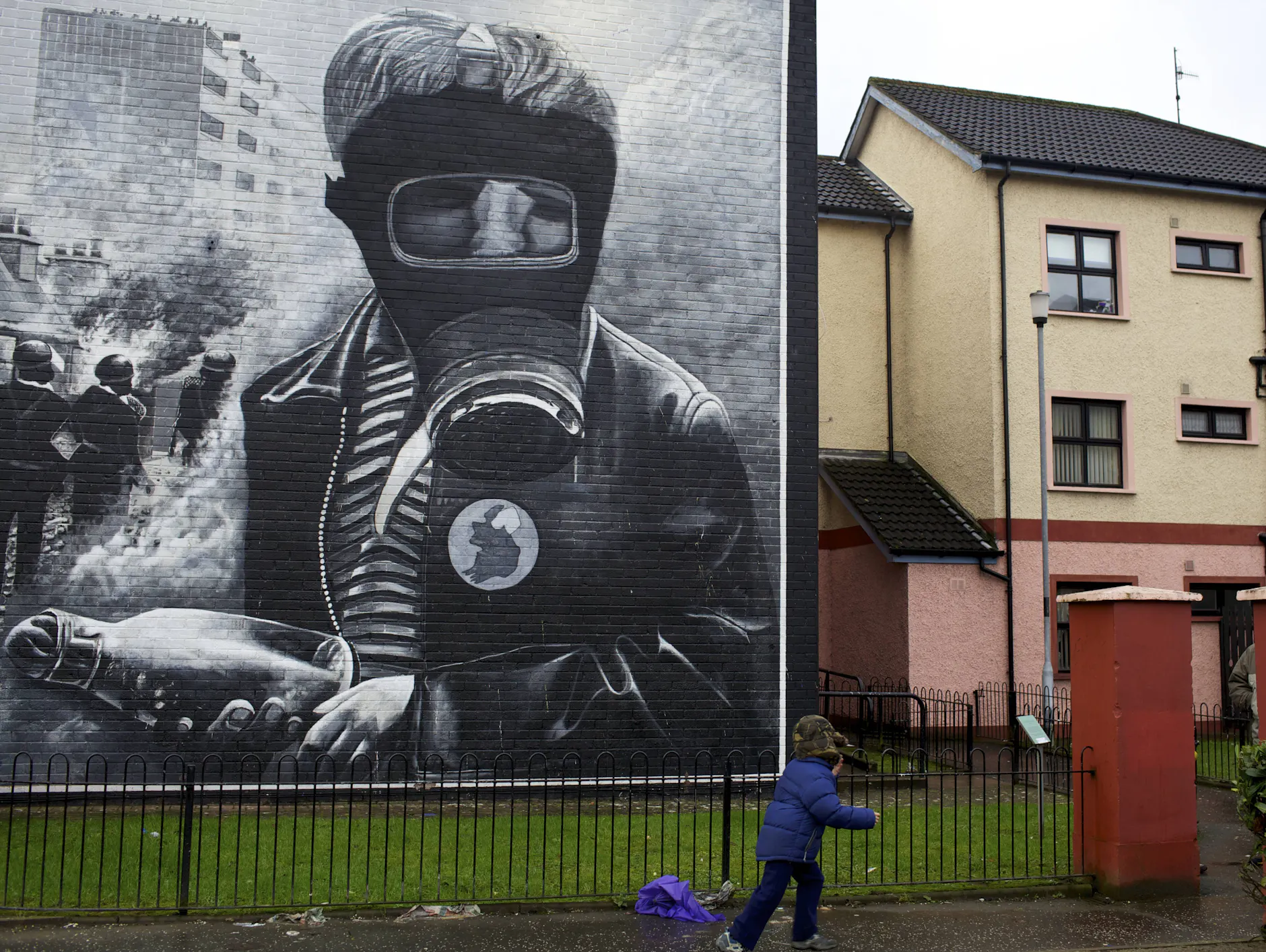 Wandbilder erinnern in Derry an den „Bloody Sunday“. 