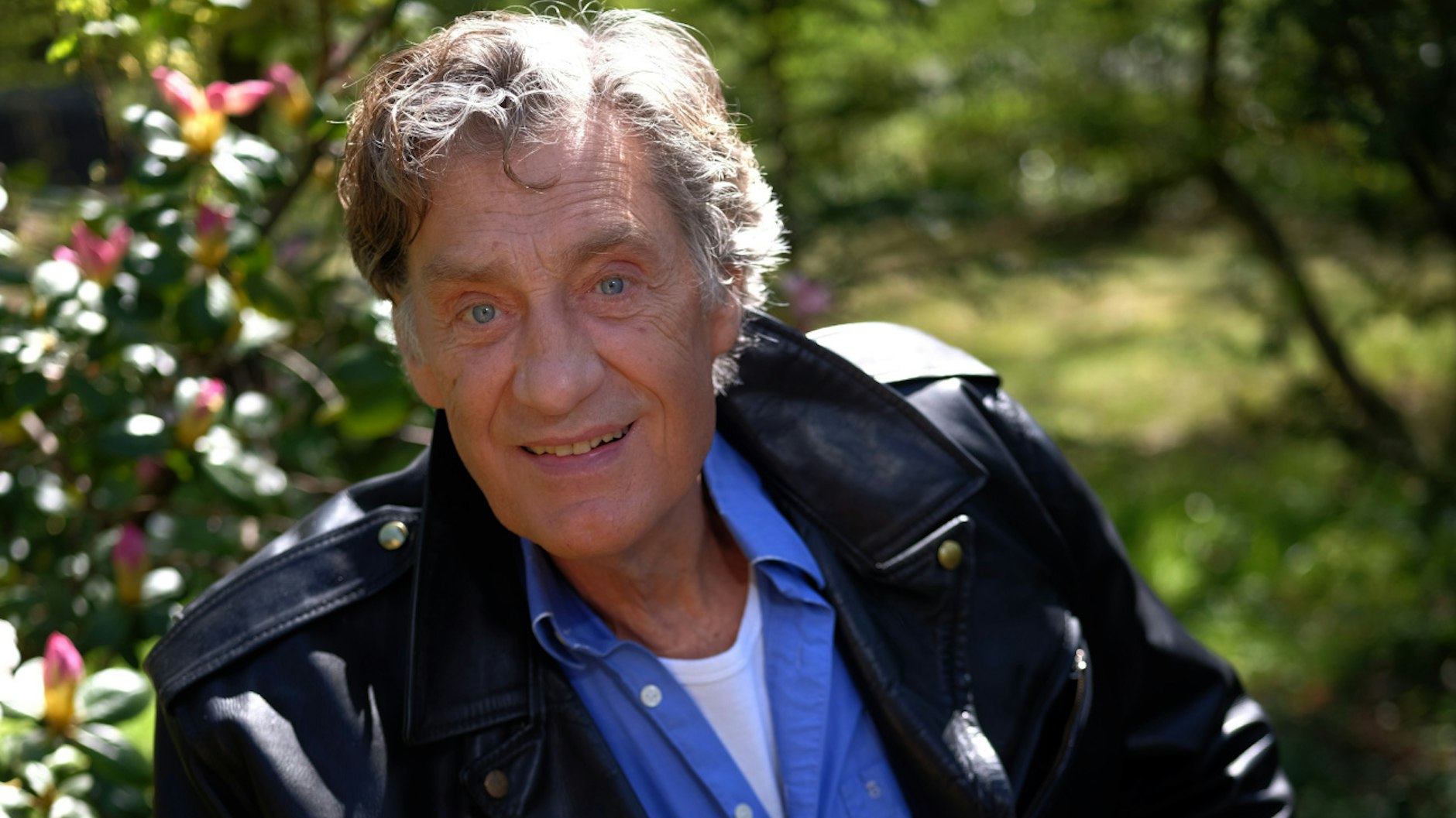 Winfried Glatzeder in seinem Garten in Pankow. Heute wird der Schauspieler, der  oft &nbsp;„Belmondo des Ostens“ genannt wurde, 75 Jahre alt.