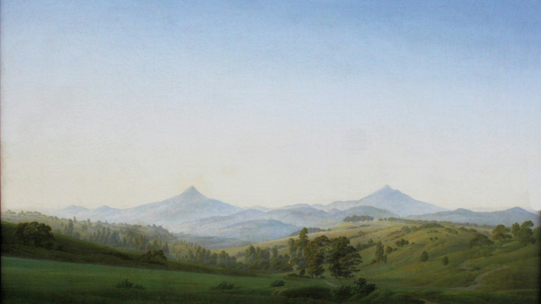 Dort irgendwo sind die Mikrofone versteckt: böhmische Landschaft mit dem Milleschauer (1810), ein Gemälde von Caspar David Friedrich, Dresdner Albertinum.