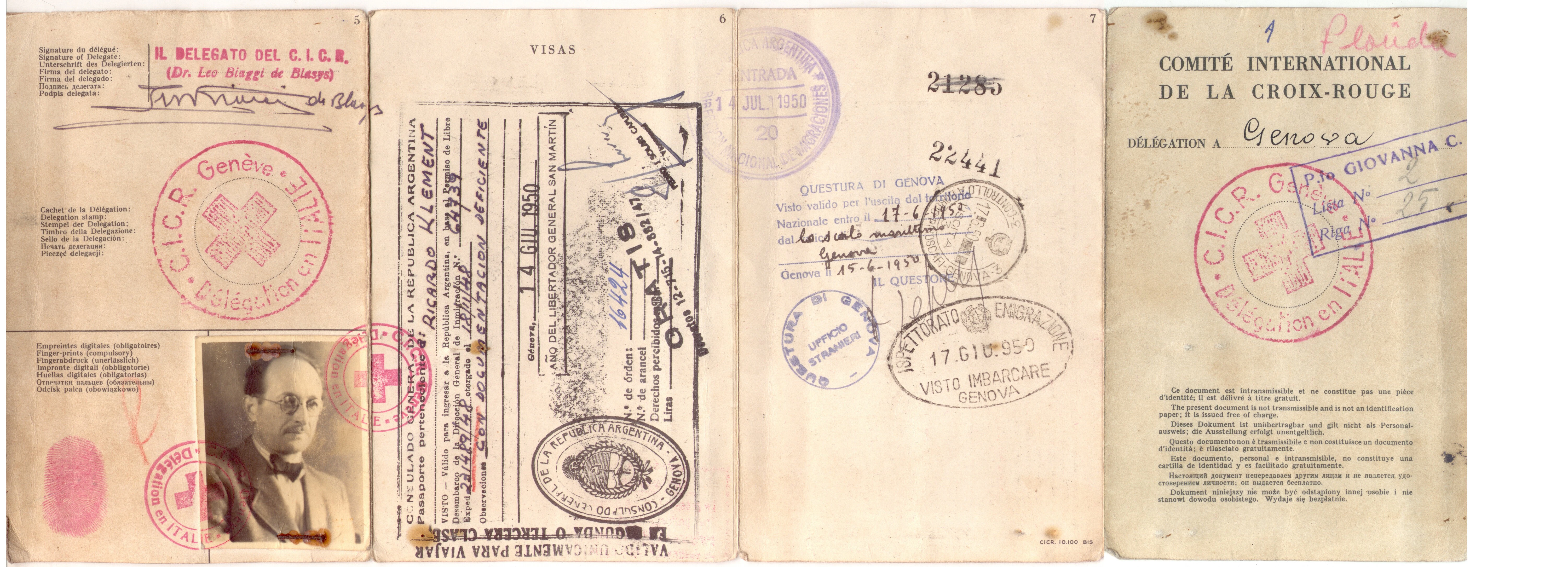 Flüchtlingspass des Italienischen Roten Kreuzes für Adolf Eichmann von 1950:&nbsp;Adolf Eichmann organisiert die Deportationen aller Jüdinnen und Juden in Europa. Er nimmt auch an der Wannsee-­Konferenz teil. Mit Unterstützung des Bischofs Alois Hudal in Rom gelingt es ihm, nach Argentinien zu fliehen. Seit seiner Entführung durch den israelischen Geheimdienst und der Verurteilung in Jerusalem symbolisiert er für viele Überlebende den systematischen und bürokratischen Massenmord.