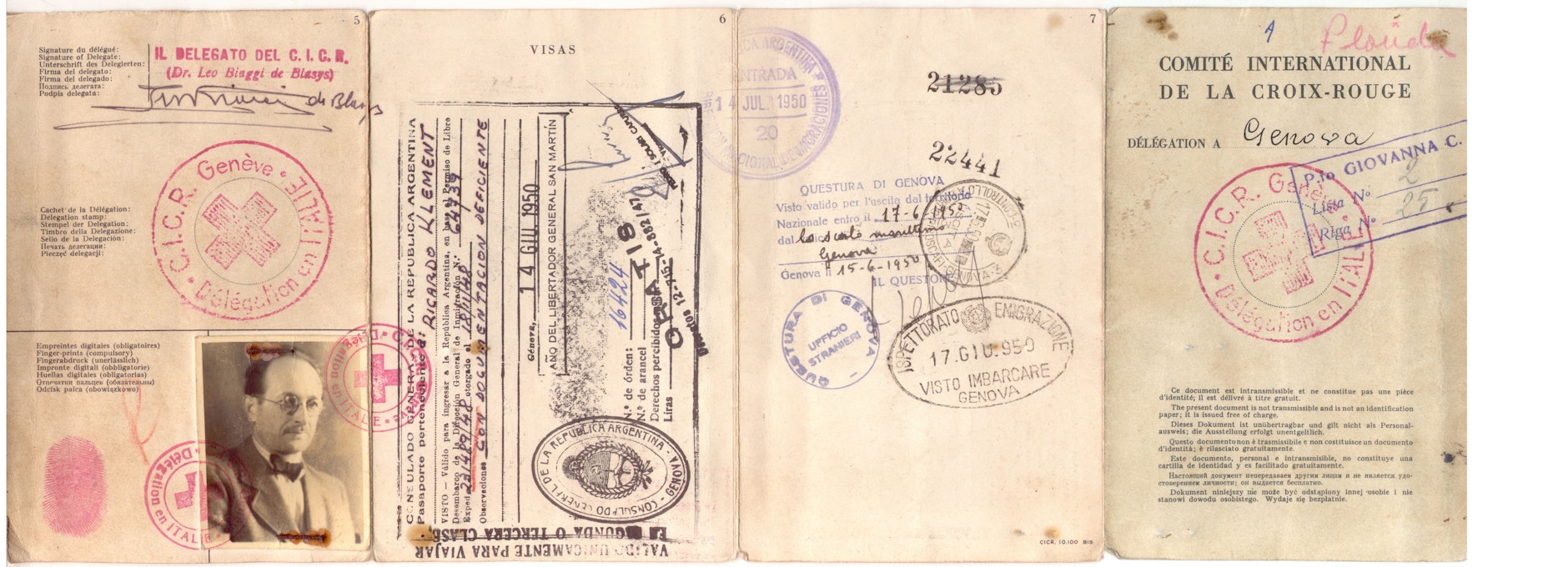 Flüchtlingspass des Italienischen Roten Kreuzes für Adolf Eichmann von 1950: Adolf Eichmann organisiert die Deportationen aller Jüdinnen und Juden in Europa. Er nimmt auch an der Wannsee-Konferenz teil. Mit Unterstützung des Bischofs Alois Hudal in Rom gelingt es ihm, nach Argentinien zu fliehen. Seit seiner Entführung durch den israelischen Geheimdienst und der Verurteilung in Jerusalem symbolisiert er für viele Überlebende den systematischen und bürokratischen Massenmord.