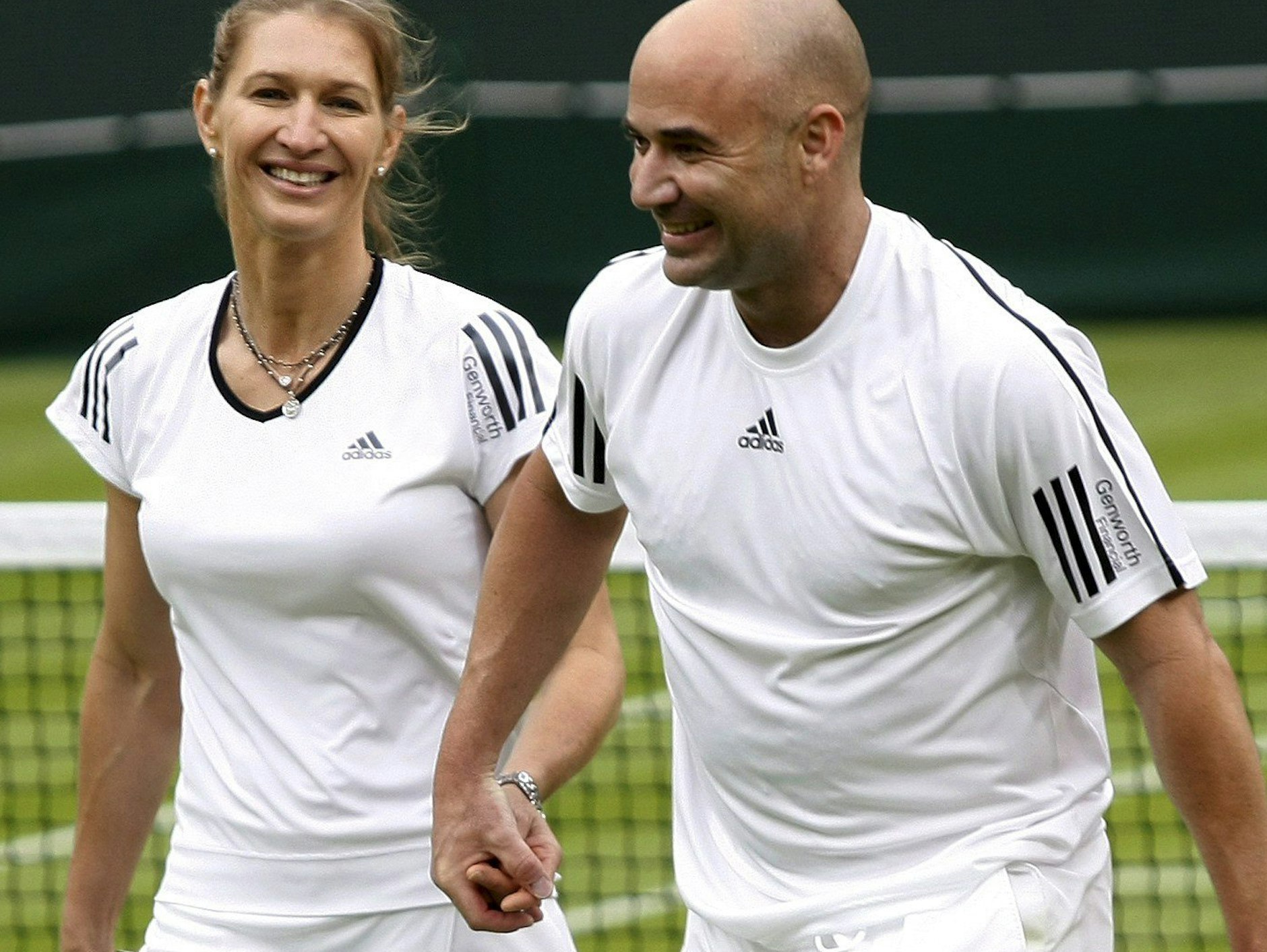 Eine große, skandalfreie Liebe: Andre Agassi und Steffi Graf. Hier gehen sie 2009 Hand in Hand über den Center Court in Wimbledon.