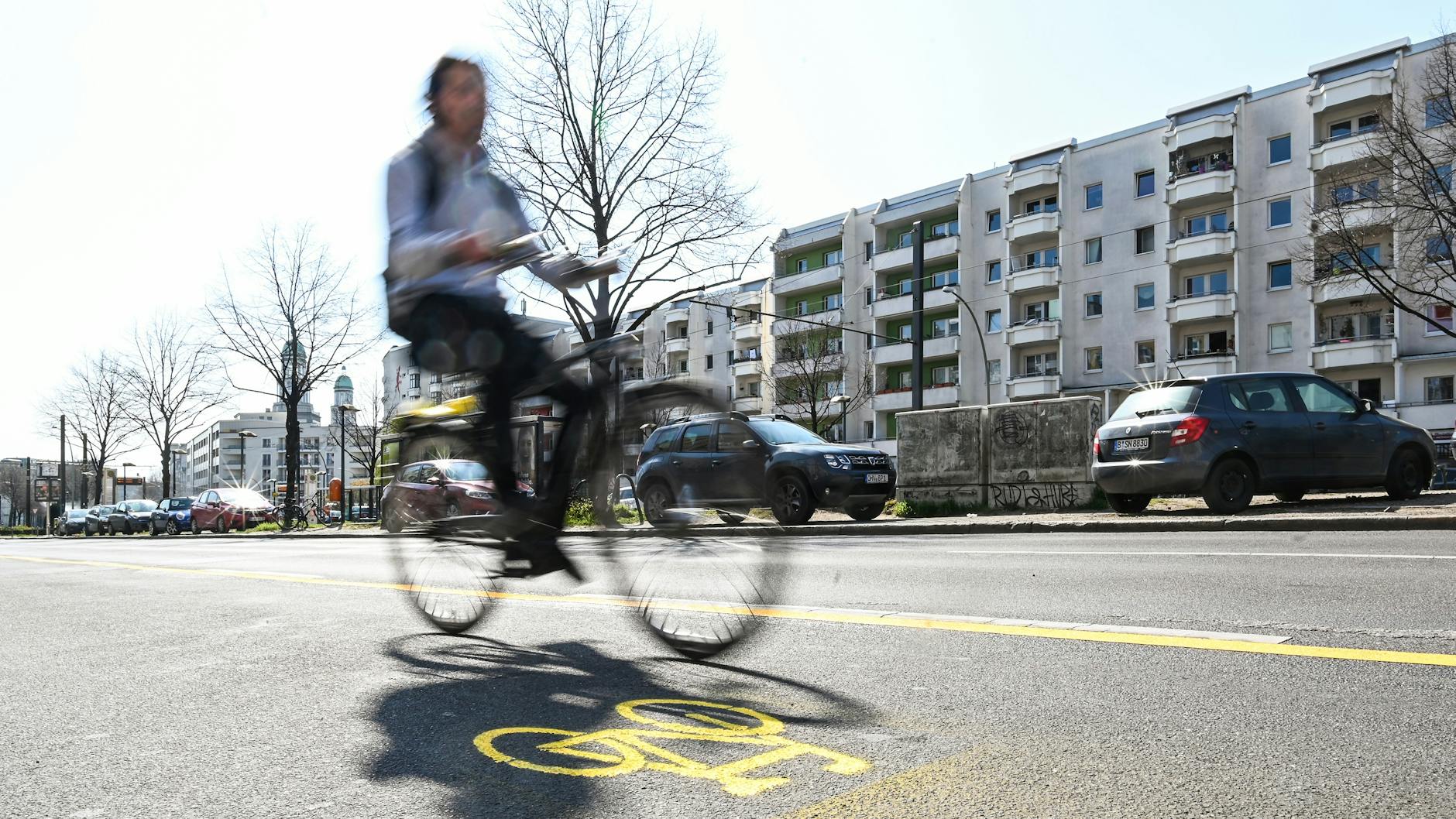 Alles im gelben Bereich: Mit Klebestreifen sind die temporären Radwege markiert, hier am Bersarinplatz in Friedrichshain