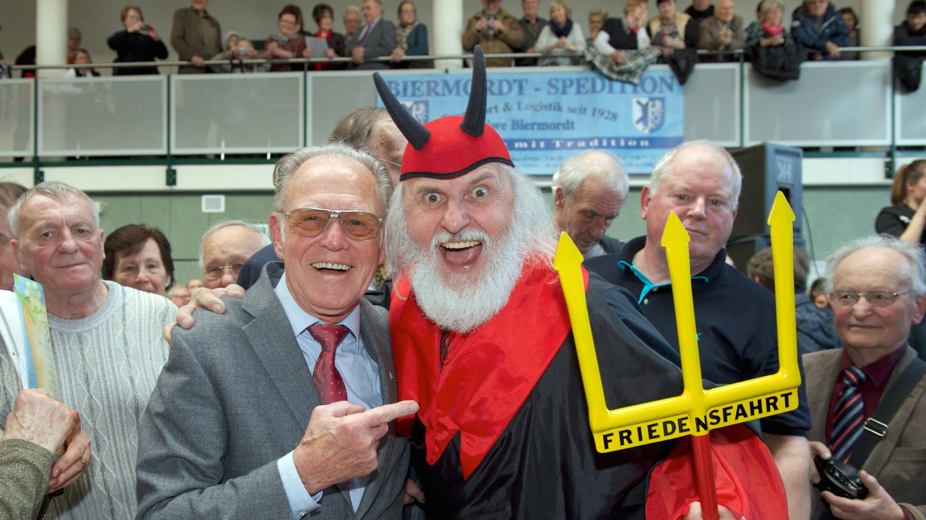 Täve wie (fast) immer bester Laune, da hat auch Rad-Teufel Didi Senft (r.) seinen Spaß.