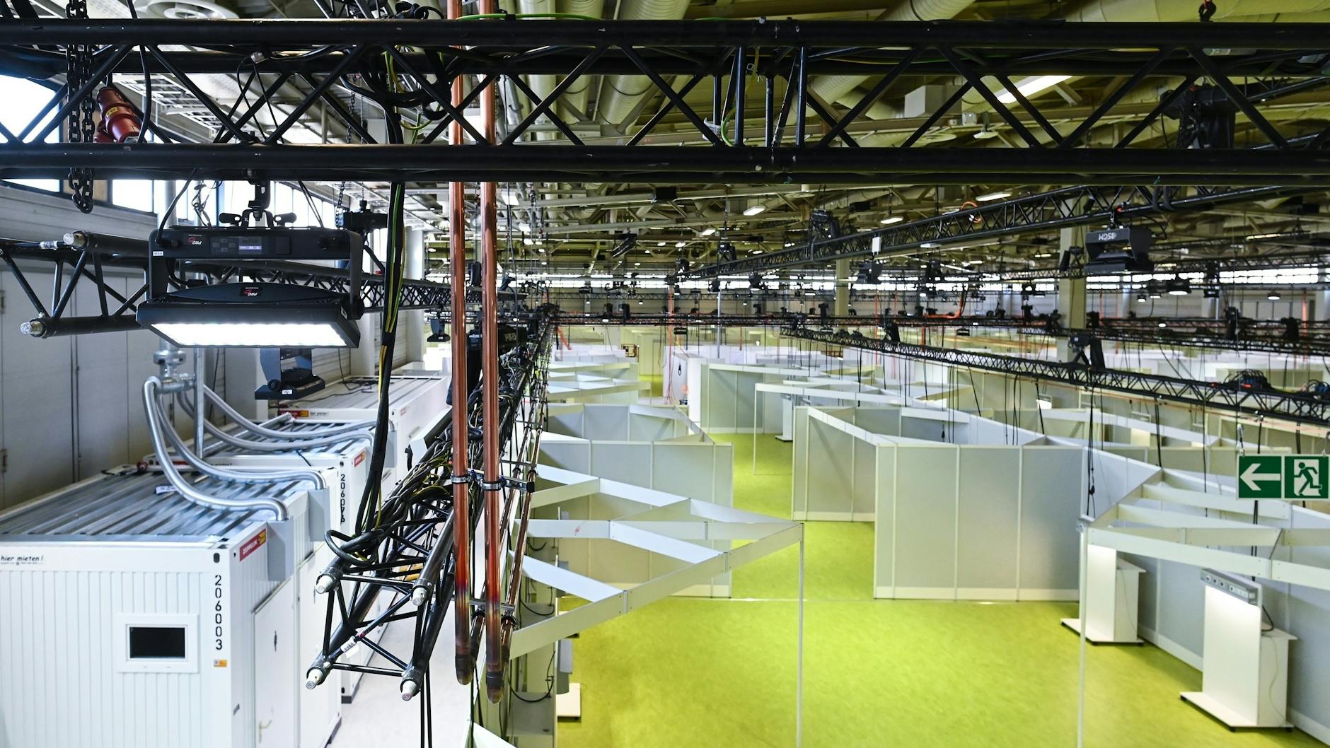 Die Klinik in der Halle: Fertig sind die Betten-Abteile. Über die Dachträger, einst Show-Bühne, verlaufen Stromleitungen.