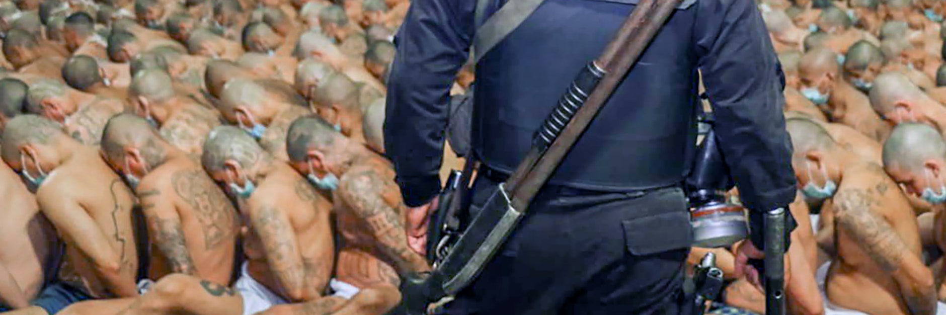 Im Horror-Knast von El Salvador wurden die Insassen zusammengepfercht. Sie müssen mit dem Kopf am Rücken ihres Vordermannes sitzen.