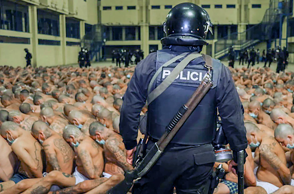 Im Horror-Knast von El Salvador wurden die Insassen zusammengepfercht. Sie müssen mit dem Kopf am Rücken ihres Vordermannes sitzen.