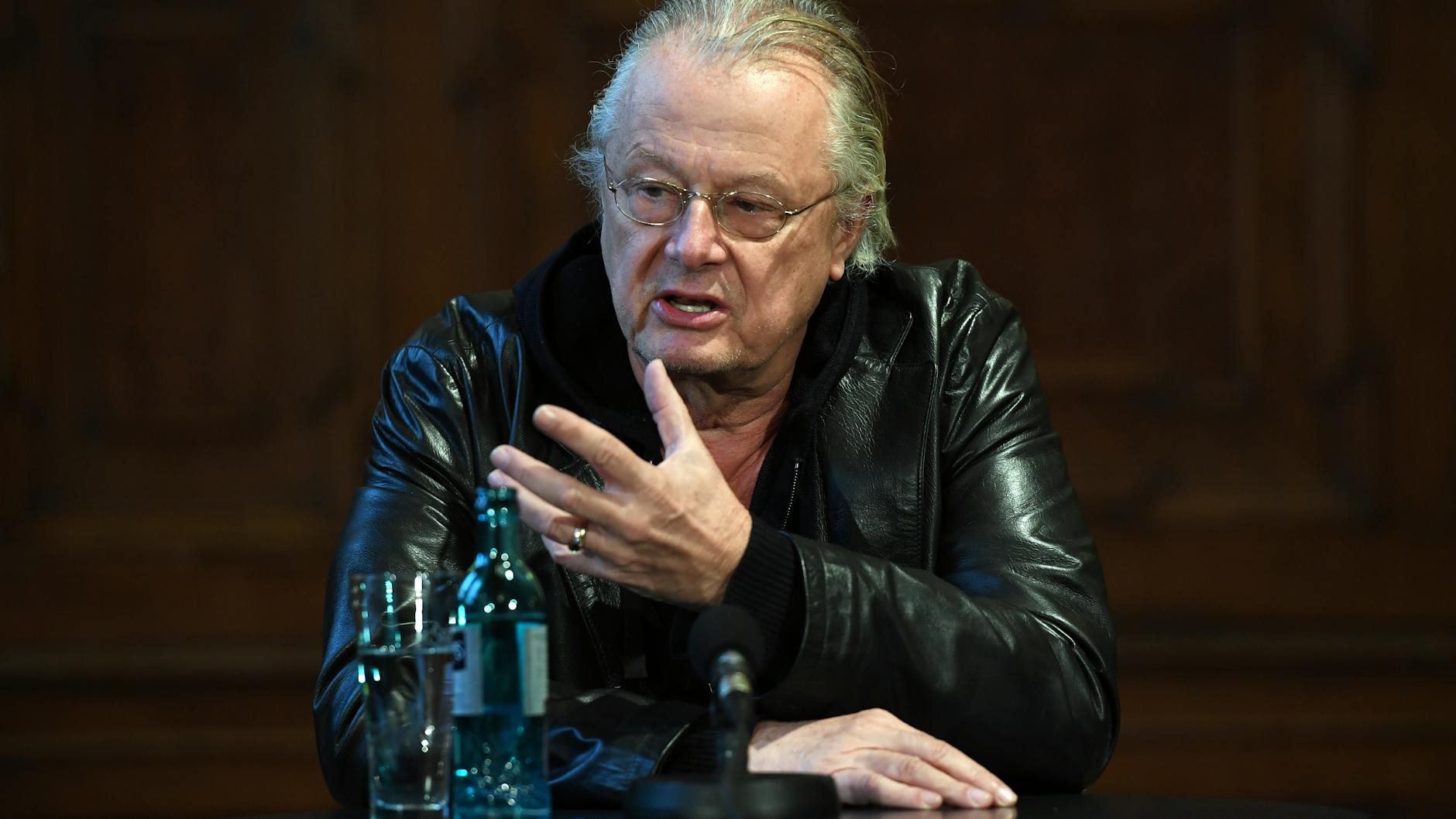 Frank Castorf fängt oft leise und eindringlich an und redet sich dann in Rage. Da heißt es: Ohren spitzen!