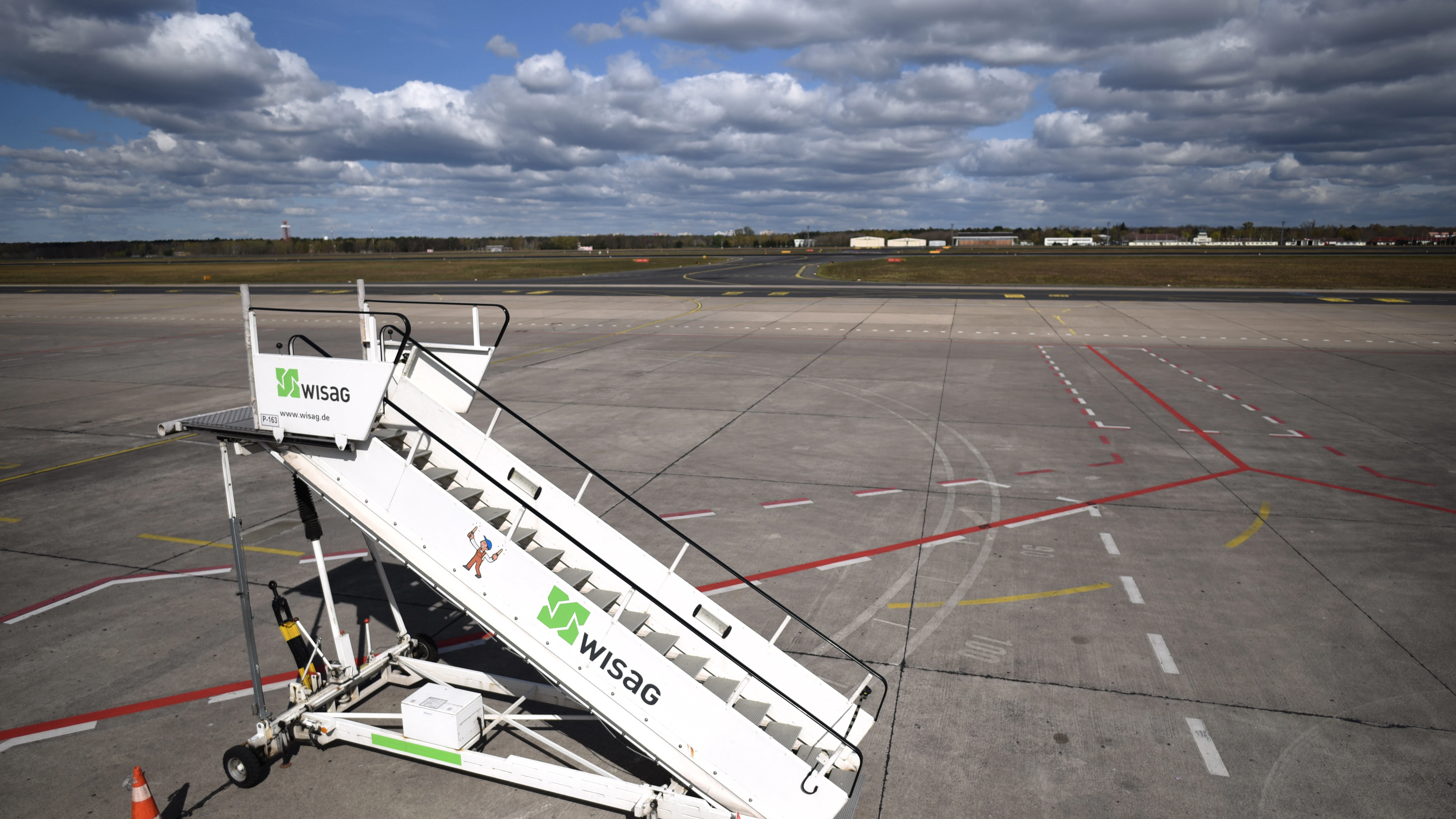 Verwaiste Fluggasttreppe auf dem Flughafen Tegel.