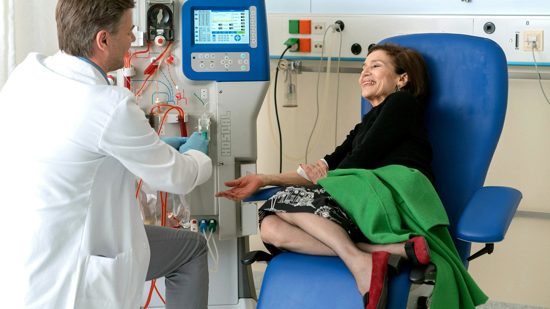 Hannelore Elsner in einer Szene ihres letzten Filmes „Lang lebe die Königin“, mit Marcus Mittermeier.