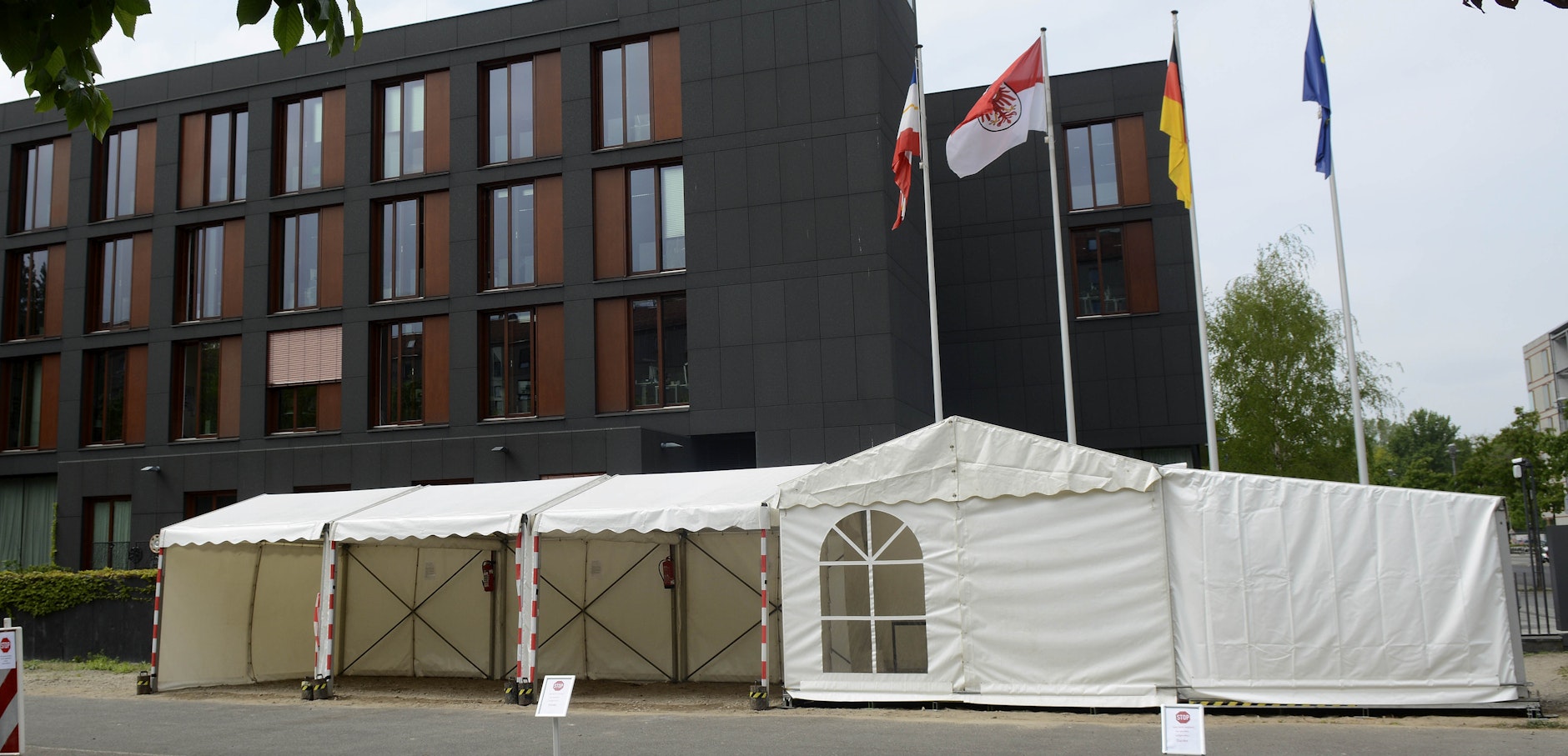 Das Test-Zelt mit der Drive-In-Station steht neben der Brandenburger Landesvertretung.&nbsp;