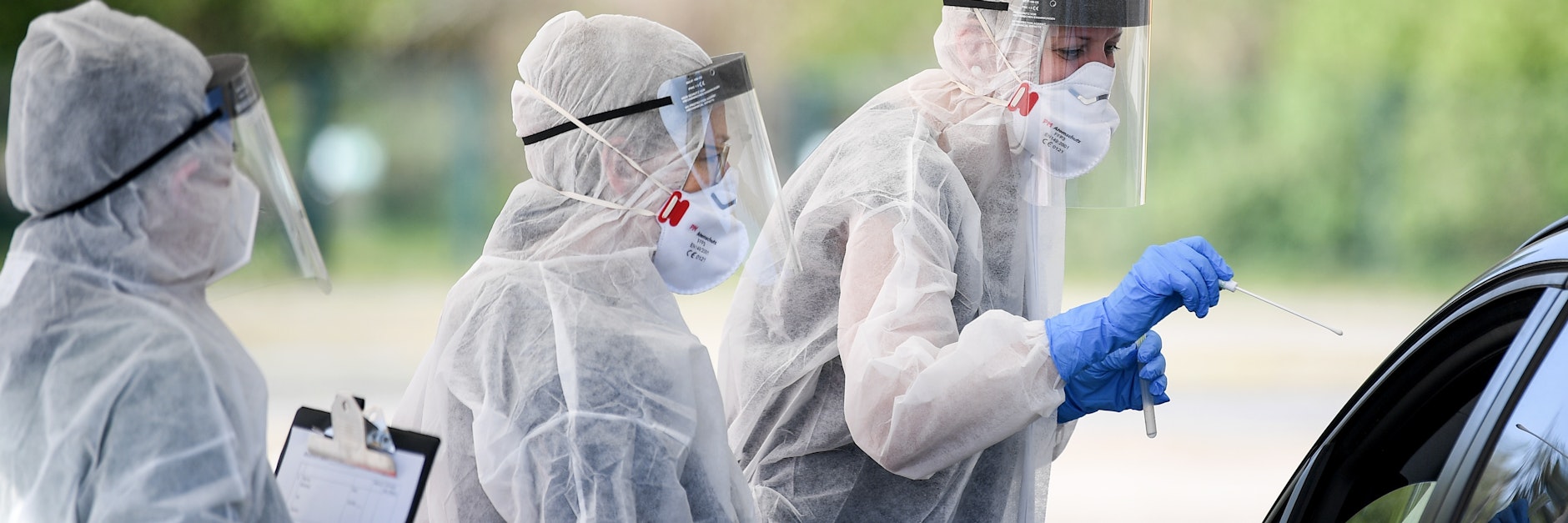 Bei einem Test-Drive-in in Berlin-Mitte wird ein Rachenabstrich von einer Person genommen.