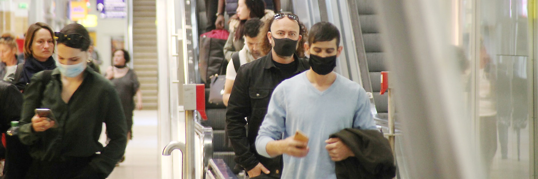 Viele tragen den mittlerweile in Geschäften und Nahverkehr vorgeschriebenen Mundschutz, doch längst nicht alle können sich damit anfreunden.&nbsp;