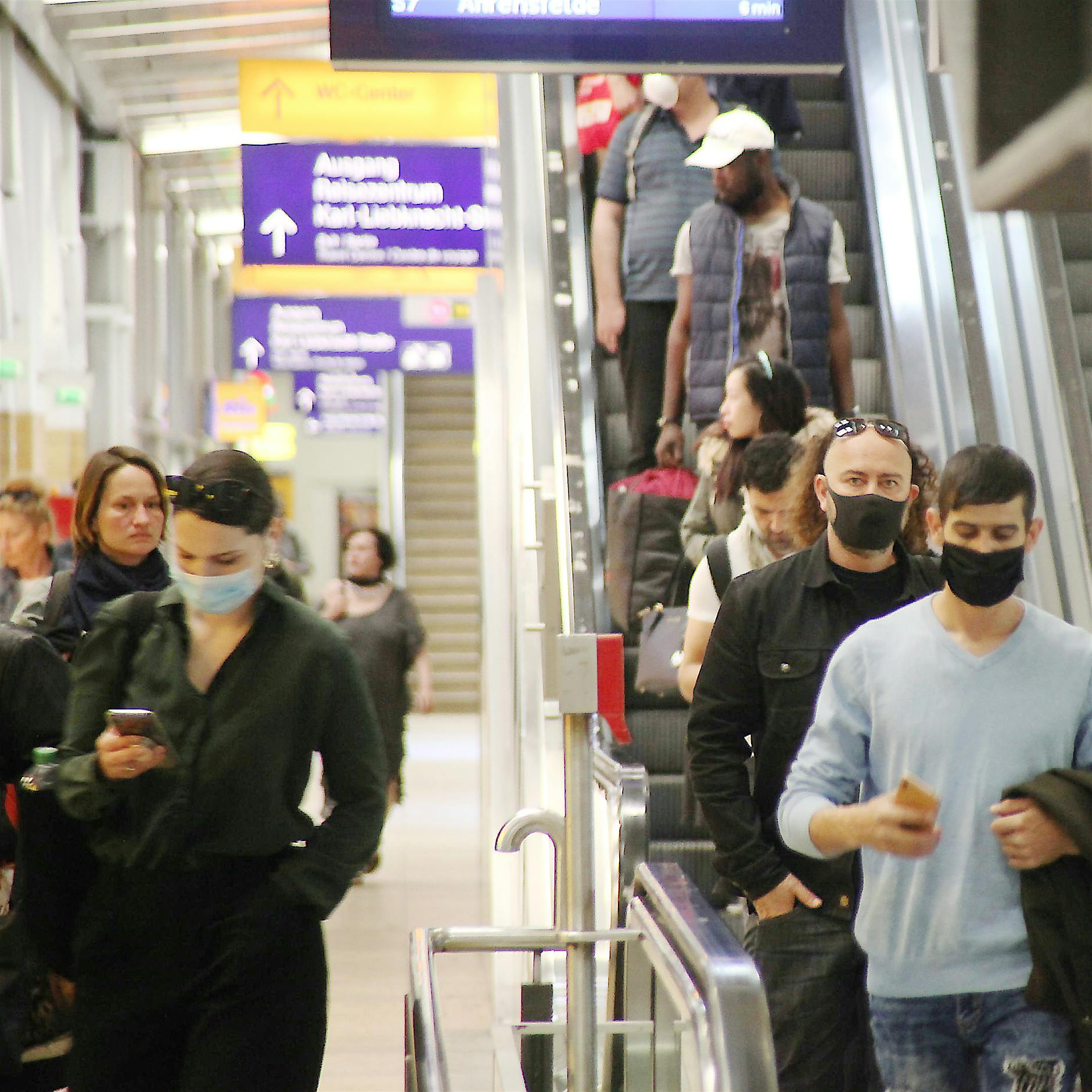 Unterwegs mit Maske: Warum schaut ihr uns so böse an?