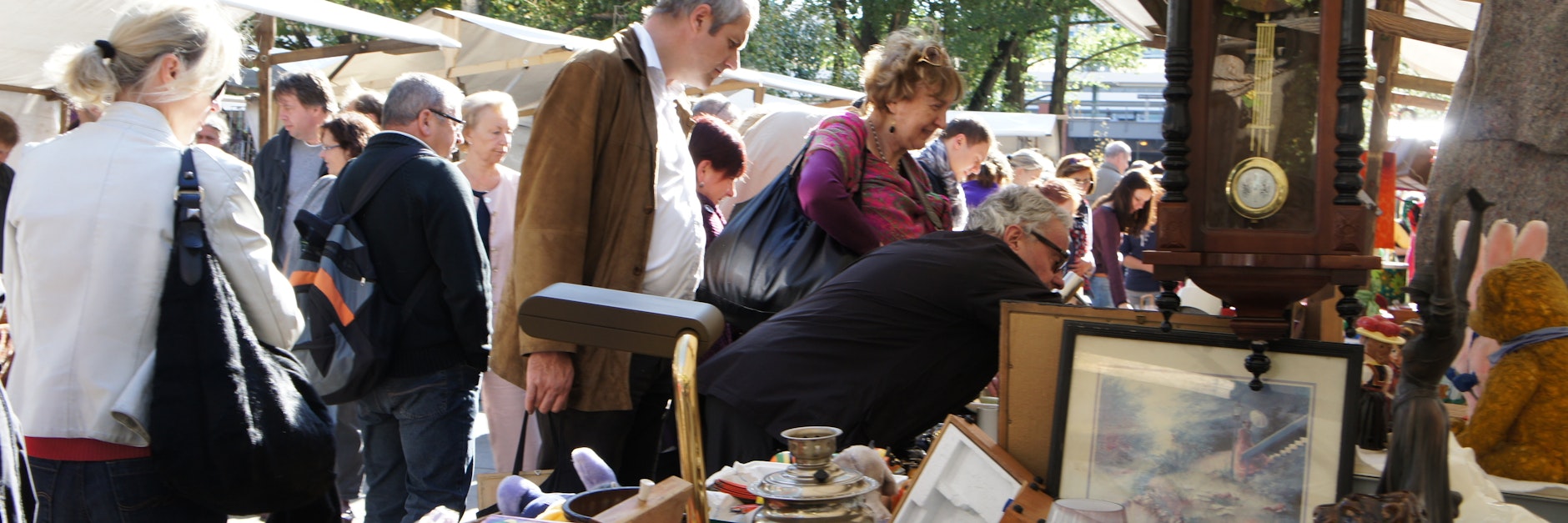 Die schöne Welt der alten Sachen: Der Riesenflohmarkt am Ostbahnhof lockt am 1. Mai stets die Berliner und Touristen an. Wegen Corona muss er in diesem Jahr ausfallen.