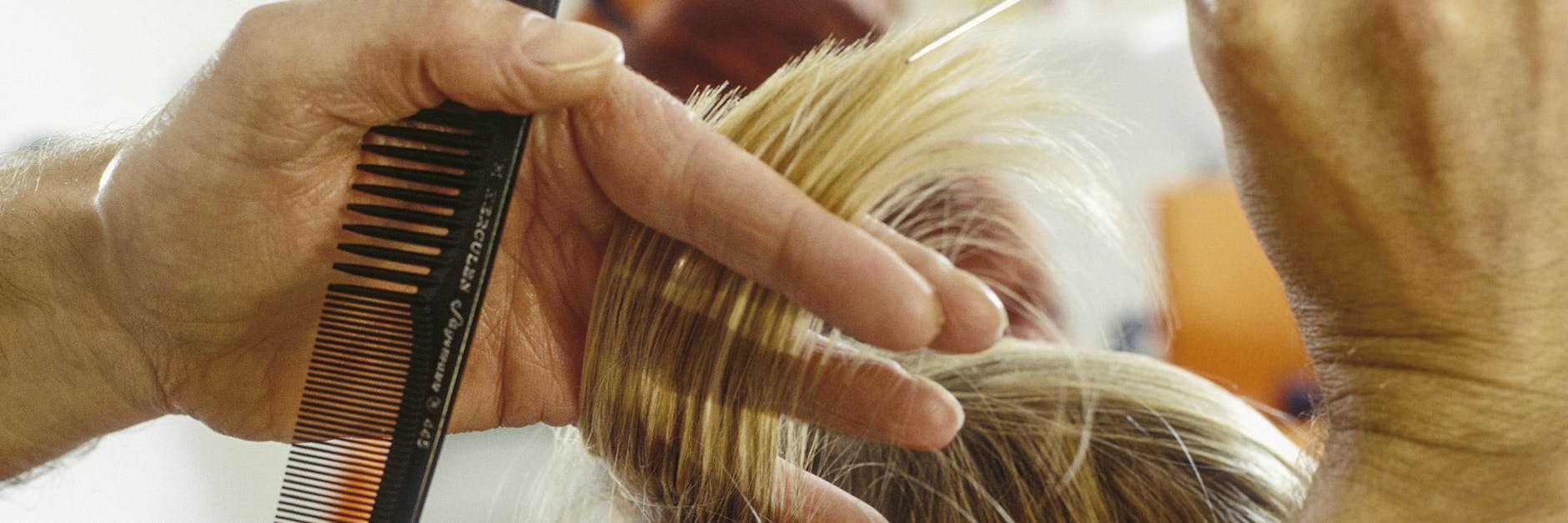 Ein Friseur schneidet Haare. Ab dem 4. Mai dürfen Frisöre in Berlin wieder arbeiten. Kosmetikerinnen nicht. 