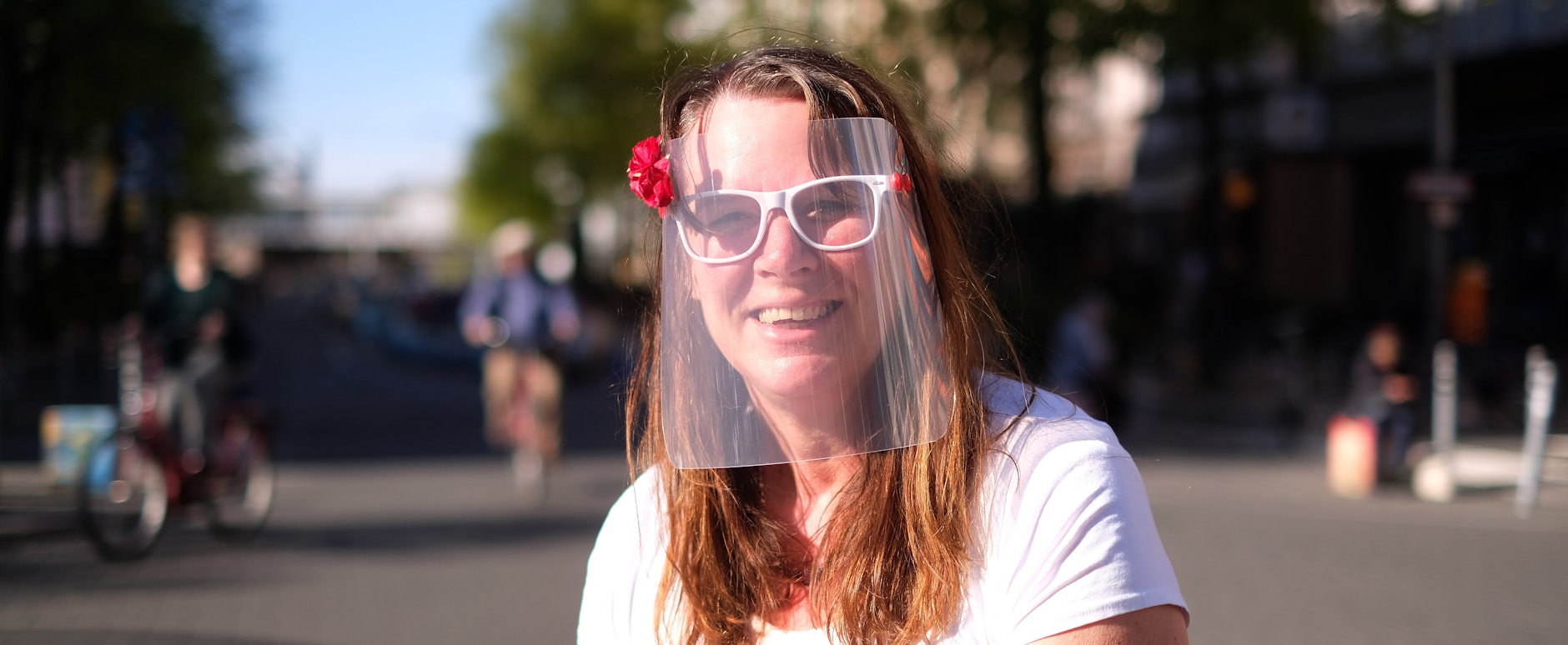 Funktionell: Durchsichtige Spuckschutzmaske.Der Vorteil:Man kanndasganze Gesichtdarunter nocherkennen.