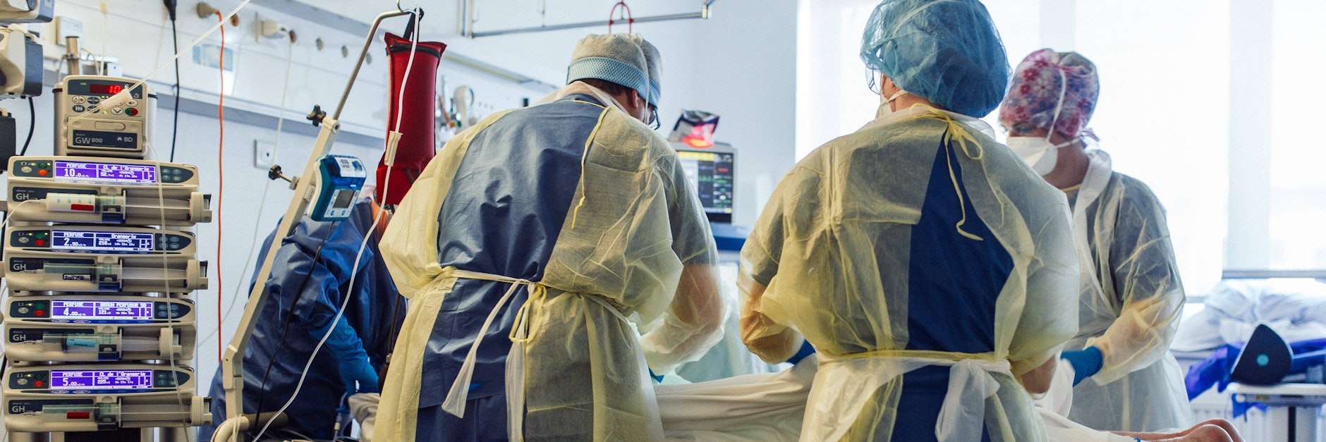 Bei einer Überlastung der Intensivstationen müssten Ärzte im schlimmsten Fall darüber entscheiden, wer leben darf und wer sterben muss.