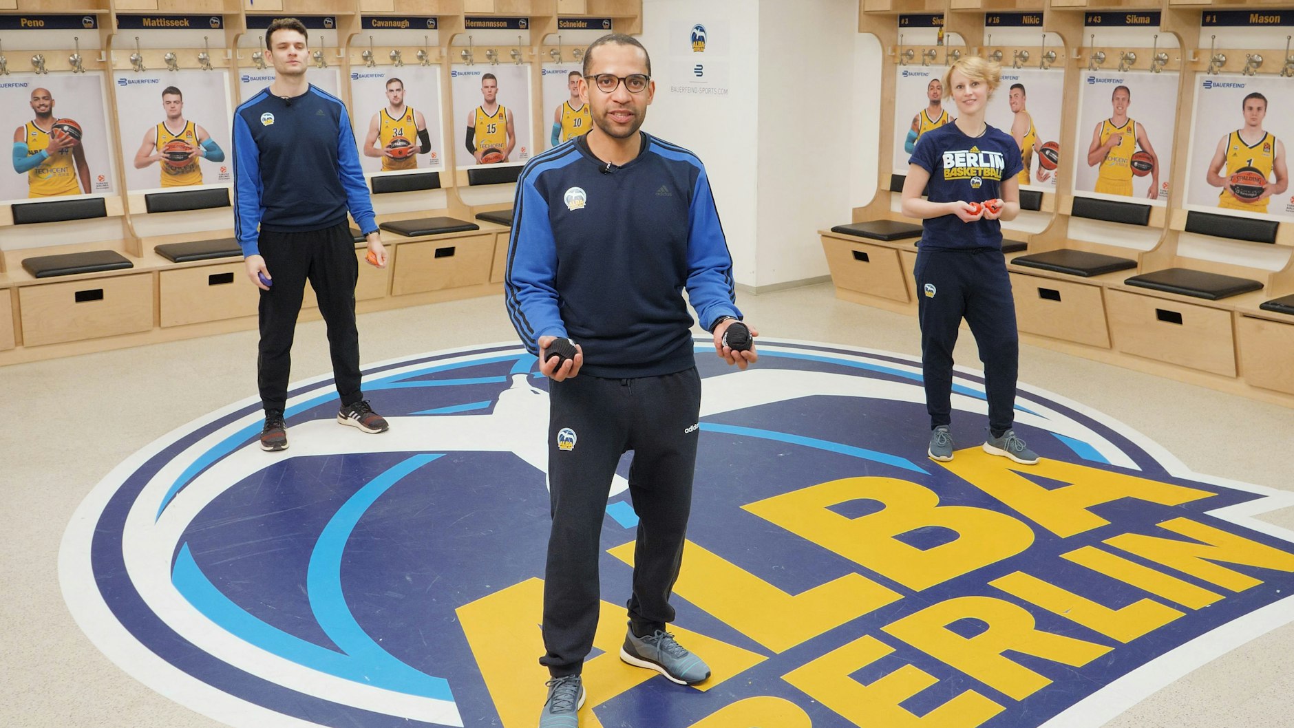 In der Umkleide der Alba-Profis:&nbsp;Constantin Kern (vorn), Stephanie Süß und Fabian Ottawa führen Grundschüler durchs Programm der Sportstunde.