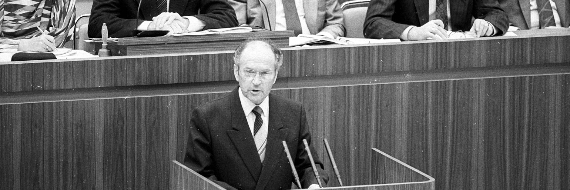 Oskar Fischer (†) spricht 1990 in der DDR-Volkskammer.
