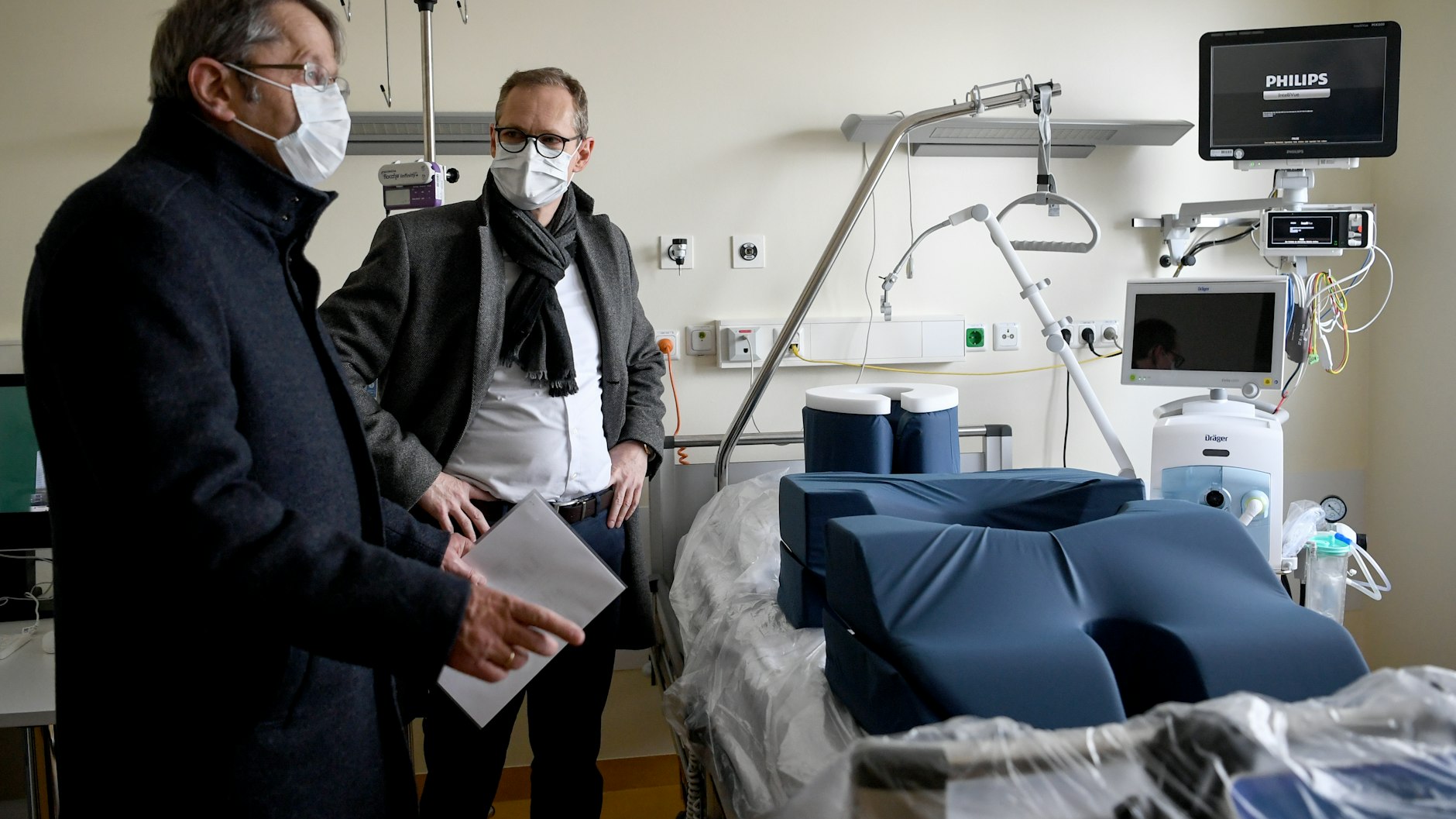 135 beatmungsfähige Intensivbetten in Ein- oder Zwei-Bett-Zimmern entstehen in dem ehemaligen Bürotrakt in den nächsten Tagen.