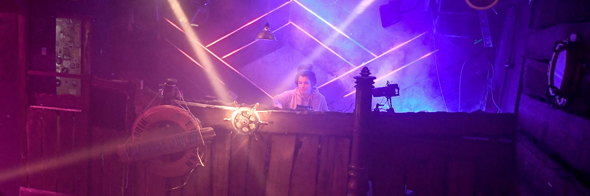 DJane Bonnie Ford legt im Rahmen der Initiative «UnitedWeStream» im Club «Rummels Bucht» auf.