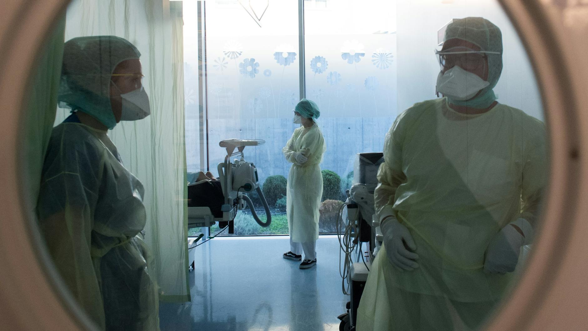 Bei einer Überlastung der Intensivstationen müssten Ärzte im schlimmsten Fall darüber entscheiden, wer leben darf und wer sterben muss.