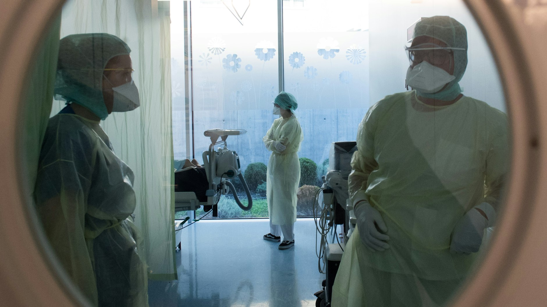 Bei einer Überlastung der Intensivstationen müssten Ärzte im schlimmsten Fall darüber entscheiden, wer leben darf und wer sterben muss.